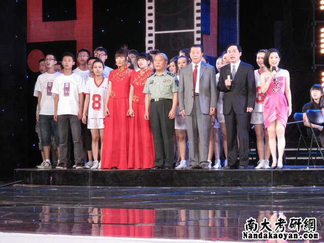 南京大学毕业歌节目中师生共唱